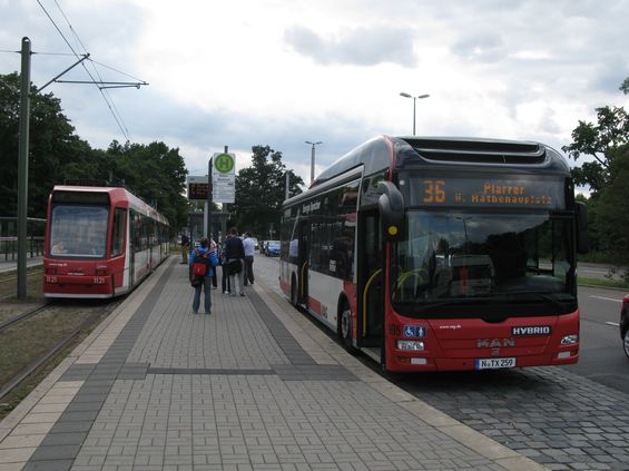 Ideální pøestupní vazba funguje mezi tramvajemi a autobusy v koneèné zastávce Doku-Zentrum na jihovýchodì mìsta, kde se zároveò tramvajová linka 6 "pøevléká" na devítku a obrácenì.