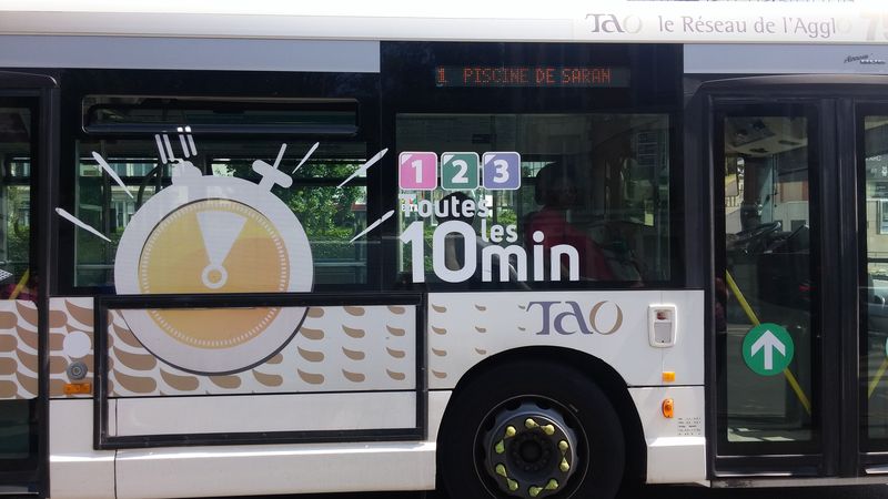 Na tomto kloubovém Heuliezu najdete reklamu na nejpáteønìjší autobusové linky 1, 2 a 3 s denním intervalem kolem 10 minut. Všechny tøi linky projíždìjí také kolem orléanského hlavního nádraží.
