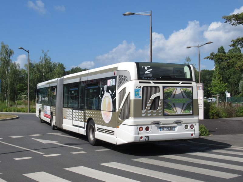 Velkou èást autobusù v Orléansu tvoøí francouzské Heuliezy, kloubové autobusy potkáte hlavnì na superpáteøních linkách 1 až 3. Autobusy stejnì jako tramvaje tu pod hlavièkou systému TAO provozuje Keolis.