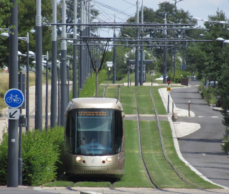 Zatravnìná tra� vede na lince B až na konec. V dálce je vidìt kolejový pøejezd pøed koneènou zastávkou Léon Blum. Všechny tramvaje v Orléansu jsou obousmìrné. Základní interval linky B je 7-8 minut.
