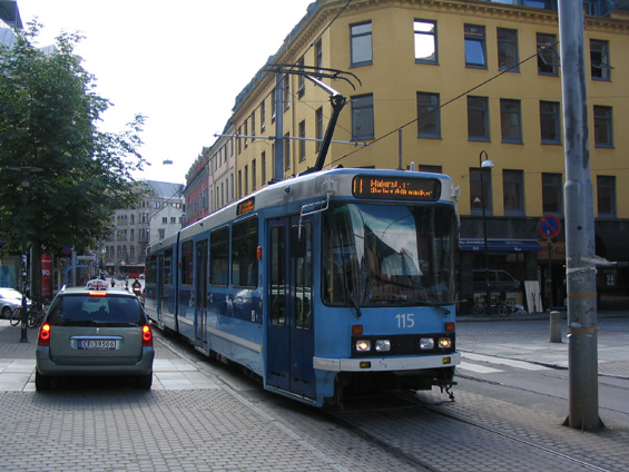 Starší typ èlánkové tramvaje kdesi v centru Osla.