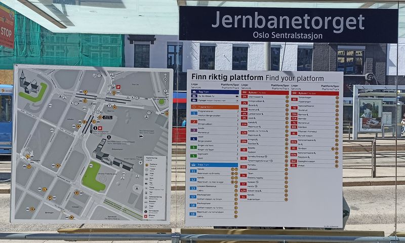 Složitý pøestupní uzel v centru Jernbanetorget u hlavního nádraží s mnoha i pomìrnì vzdálenými zastávkami si vyžaduje pøehlednou mapku se zakreslením jednotlivých zastávek a také index linek, kde zastavují.