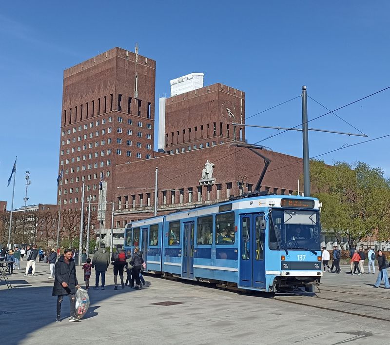 Nejstarší typ tramvají v Oslu, který byl pod oznaèením SL79 vyrábìn v letech 1982-9 firmami Düwag a ABB, již brzy doslouží a spoleènì s novìjšími italskými tramvajemi Ansaldobreda bude nahrazen novými tramvajemi CAF. Tìchto dvouèlánkových tramvají dosud jezdí 40 a jedna z nich byla zachycena na lince 12 na nábøežní promenádì pøed místní obøí radnicí.