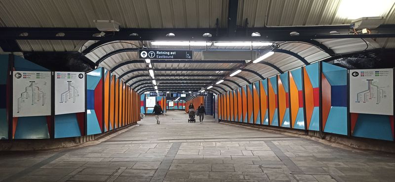 Jedna z podzemních stanic metra v centru Osla. Stanice nevynikají žádným okázalým designem, hlavní je funkènost a dostatek kapacitních pøístupù – to se týká hlavnì stanice Jernbanetorget u hlavního nádraží.