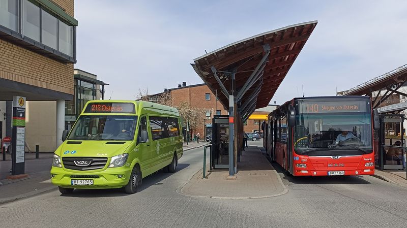 U stanice metra a zároveò tramvaje Bekkestua je i malý autobusový terminál, odkud odjíždìjí mìstské i pøímìstské linky. Ty se od sebe na první pohled liší barvou vozidel – èervené linky i vozy jsou ty mìstské. Na všech je ale jednotící logo Ruter.