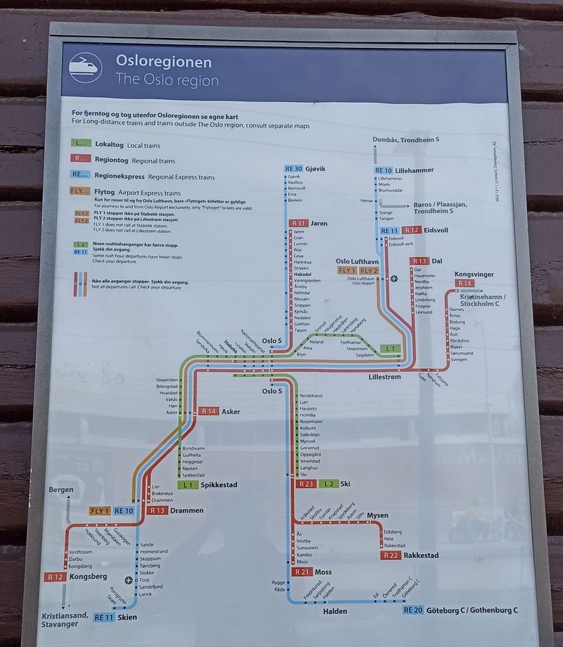 Schéma železnièních linek v okolí Osla. Zelené jsou lokální pøímìstské linky L1 a L2, èervené regionální linky do vzdálenìjších oblastí. Svìtlemodré jsou regionální expresy ještì dál. A dvì oranžové linky vás odvezou na místní letištì. Všechny vlakové linky se potkávají v tunelu pod centrem Osla, který tu funguje od roku 1980 a leží v nìm zastávka Národní divadlo.