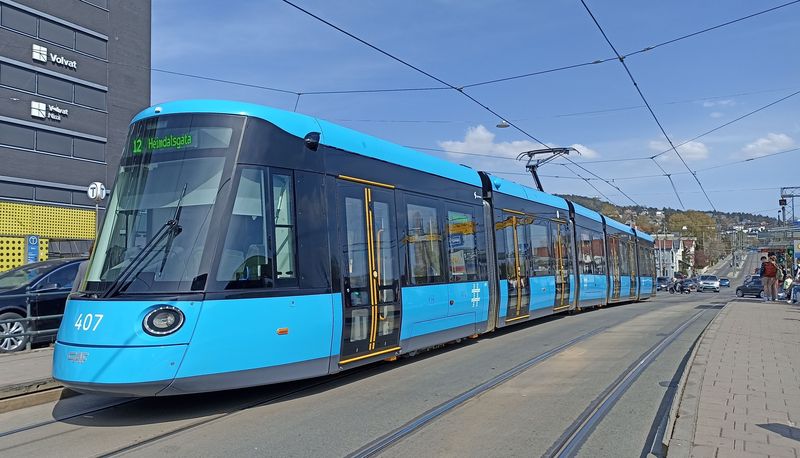 Nová tváø tramvají v norském Oslu: CAF Urbos 100. Do roku 2024 jich bude dodáno 87 a nahradí všech 72 souèasných tramvají Ansaldobreda a Düwag. A ještì zbyde na zkrácení intervalù a rozšíøení tras.