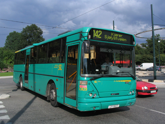 Poslední obrázek zeleného pøímìstského autobusu v centru Osla - pro zmìnu zase Scania.