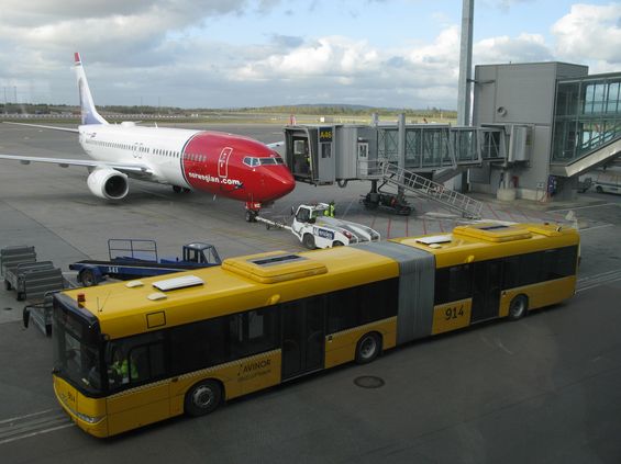 Na letišti v Oslu slouží také tyto koubové speciální autobusy Solaris s dveømi na obou bocích.