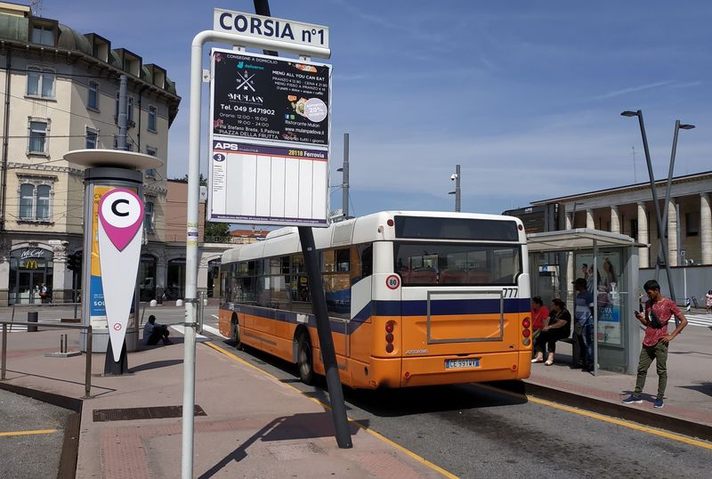 Zde starší dvoudveøový italský autobus Autodromo s typickým italským oznaèníkem u hlavního nádraží.