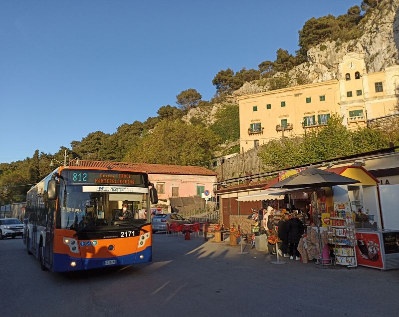 Nástupní zastávka speciální  „horské“ linky MHD è. 812 u místního kláštera pod horou Monte Pellegrino tyèící se na západ od centra Palerma.