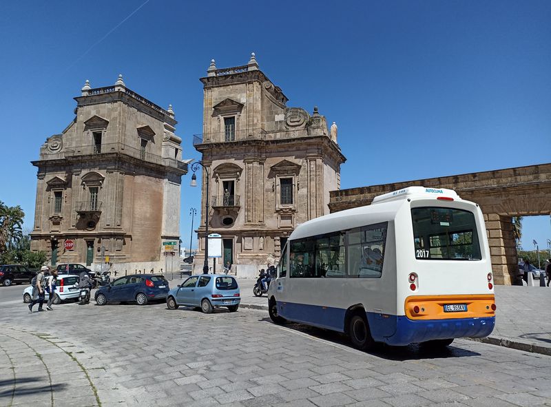 A zde již onen bezplatný centrální minibus na koneèné poblíž pobøežní promenády a parku u místní brány Porta Felice skrz zbytky mìstského opevnìní.