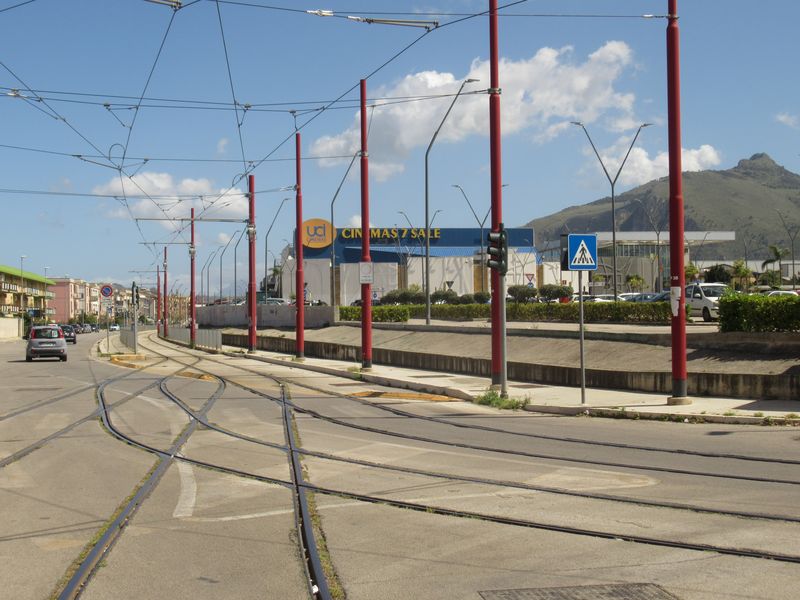 Na tra� linky 1 se poblíž její koneèné Rocella napojuje jednokolejná spojka do místní vozovny, která slouží pouze pro tuto linku. Má kapacitu 18 tramvají, takže zøejmì pøipravená a velkou expanzi. S údajnými velkými plány na rozvoj tramvajové dopravy se dokonce poèítá s výstavbou tøetí vozovny.