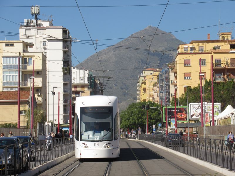 Palermo má od roku 2015 opìt tramvaje. Tøi ze ètyø linek vyjíždìjí do okrajových sídliš� na úpatí místních hor na západì mìsta. Linky 2, 3 a 4 vyjíždìjí od vlakového nádraží Notarbartolo.