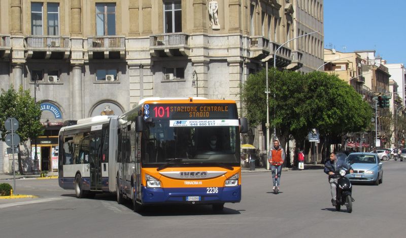 Nejpáteønìjší linka palermské MHD má èíslo 101 a ve všední dny jezdí každé 4 minuty a jako na jedinou jsou nasazovány kloubové autobusy. Nejnovìjší jsou tyto tøídveøové Urbanwaye od Iveca.