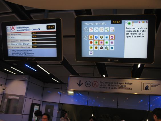 V poslední dobì pøibyly v prostorách metra, železnice i mimo nì LCD obrazovky s aktuálními informacemi o stavu jednotlivých linek nebo o aktuálních odjezdech.