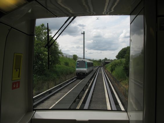 Z letištì Orly je nejrychlejší odjet tímto automatickým vláèkem "Orlyval" k nejbližší stanici vlakové linky RER B. Ze všech druhù veøejné dopravy je ale tento zpùsob také nejdražší.
