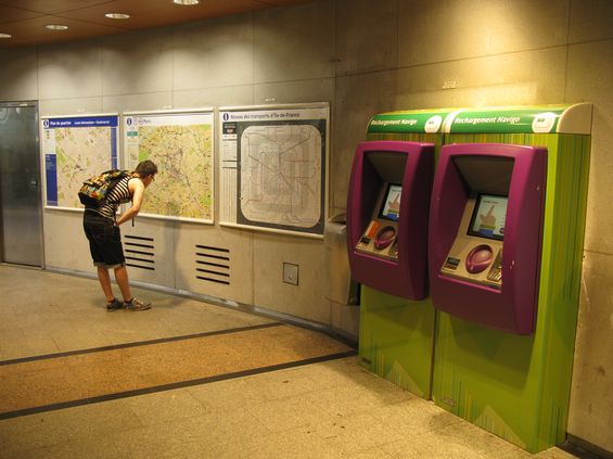 Pøíjemnì ladìné jsou i prodejní terminály, kde si mùžete dobít èipovou karu Navigo. Samozøejmì nechybí ani klasické jízdenkové automaty. Informovanost je ve spletitých chodbách paøížského metra velmi dùležitá a nutno dodat, že velmi vydaøená.
