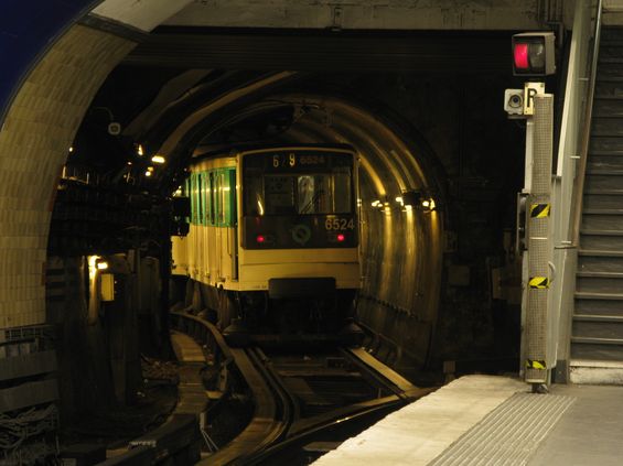 Paøížské podzemí je protkáno linkami metra, které jsou vzájemnì rùznì propojeny. Velmi zajímavé je podzemní kolejištì linky M6, která má na obou koncích prùjezdnou tunelovou smyèku vèetnì mnoha odstavných kolejí.