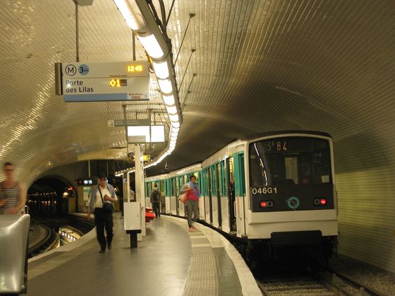 Nejkratší linka paøížského metra má oznaèení M3b a tvoøí odboèku z kmenové linky M3. Má jen 4 stanice a jezdí na ní tyto tøívozové soupravy.