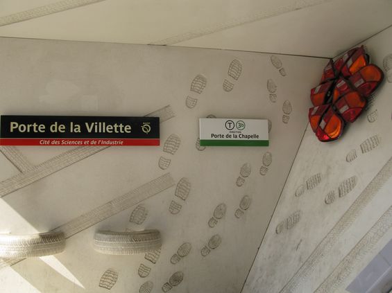 Nìkteré zastávky na novém úseku linky T3b jsou ztvárnìny ponìkud netradiènì. Napøíklad tyto pøístøešky na pøestupní zastávce Porte de la Villette, obsahují nìkteré automobilové prvky.