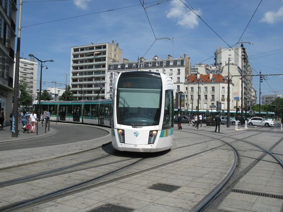 Zde, u stanice metra Porte de Vincennes, je linka T3 rozdìlena silnièní výpadovkou na dvì èásti - T3a a T3b. Rozdìlení již tak dlouhé linky ale pomáhá udržovat pomìrnì pravidelný provoz. I když jsou obì èásti linky T3 kolejovì propojené, s cestujícími se skrz nejezdí.