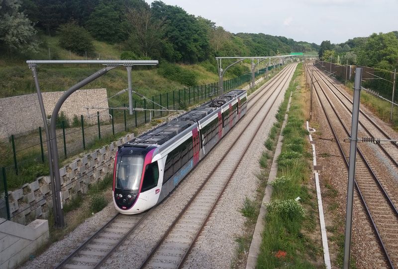 Nová rychlotra� pro linku T11 je pøimknutá ke spojovací nákladní trati. Vozidla Citadis Dualis umí jet rychlostí až 100 km/h. Jedenáctikilometrovou trasu se 7 zastávkami ujedou za 15 minut. Linku nyní provozují státní dráhy SNCF.