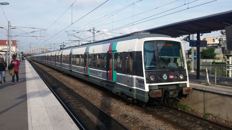 Linka RER B v pøestupní stanici Le Bourget, kde od roku 2017 navazuje nová tangenciální vlakotramvaj T11. I starší jednotky RER se potupnì oblékají do novìjšího barevného schématu, které bude prý ještì vystøídáno novým jednotným nátìrem IdFM ladìným do modra.