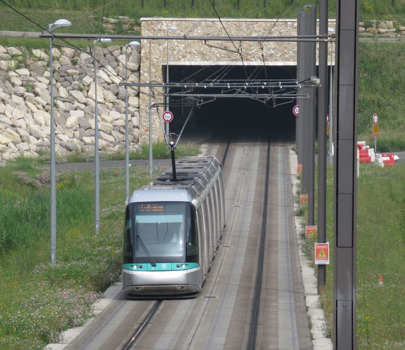 Translohr na lince T6 vyjíždí z nového tunelu, o který byla tato tra� prodloužena v polovinì roku 2016. Do té doby konèila na kopci v zastávce Robert Wagner.