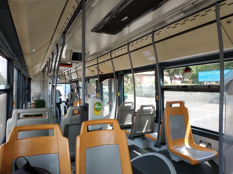 Typický italský omyvatelný interiér klimatizovaného autobusu Menarinibus na trolejbusové lince 1. Informaèní systém se koncentruje do oznamovacího panelu, že je signalizován výstup.