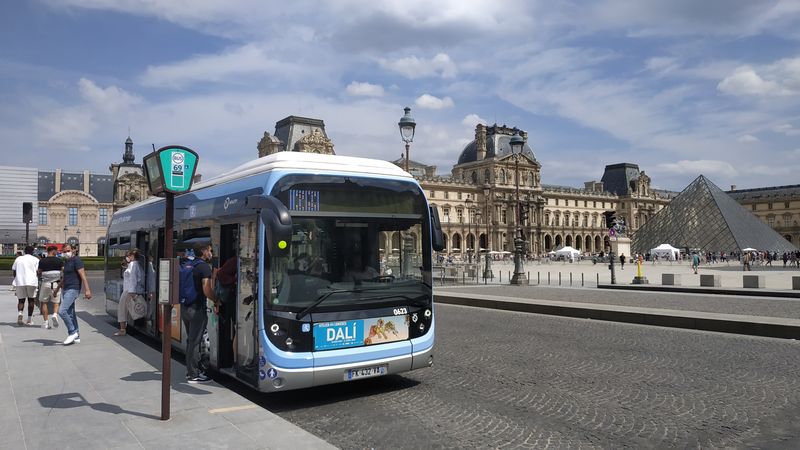 Další z francouzských elektrobusù Bluebus pøed muzeem v Louvru. Na obøím kontraktu na 800 nových elektrobusù se budou tyto vozy podílet jednou tøetinou. Zbytek bude poøízen od firem Heuliez a Alstom.
