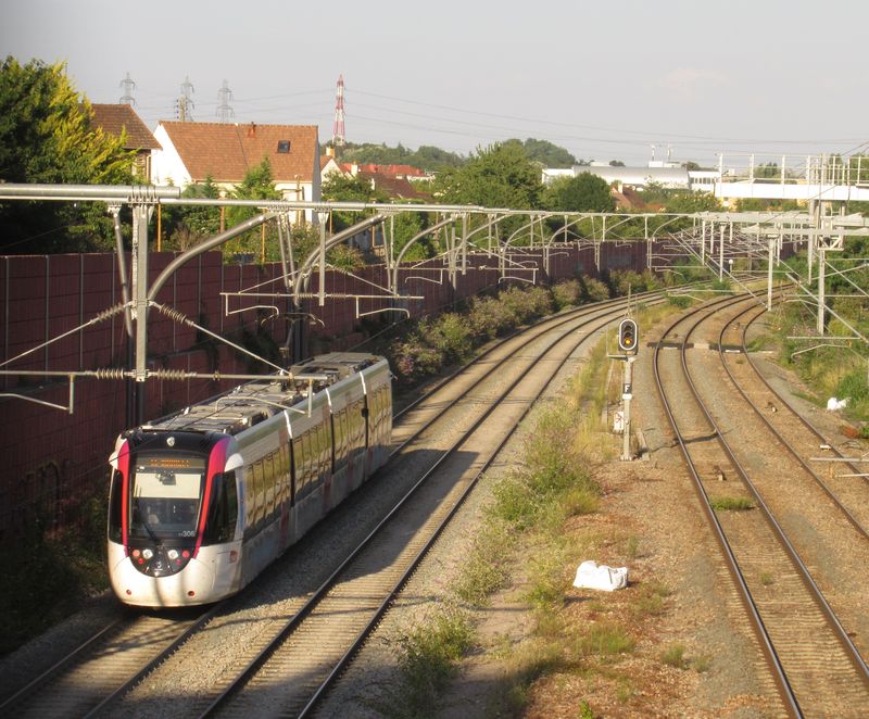 Vlakotramvajová linka T11 z roku 2017 provozovaná SNCF s 15 vozidly Alstom Citadis Dualis má být prodloužena o dalších 18 km východním smìrem.