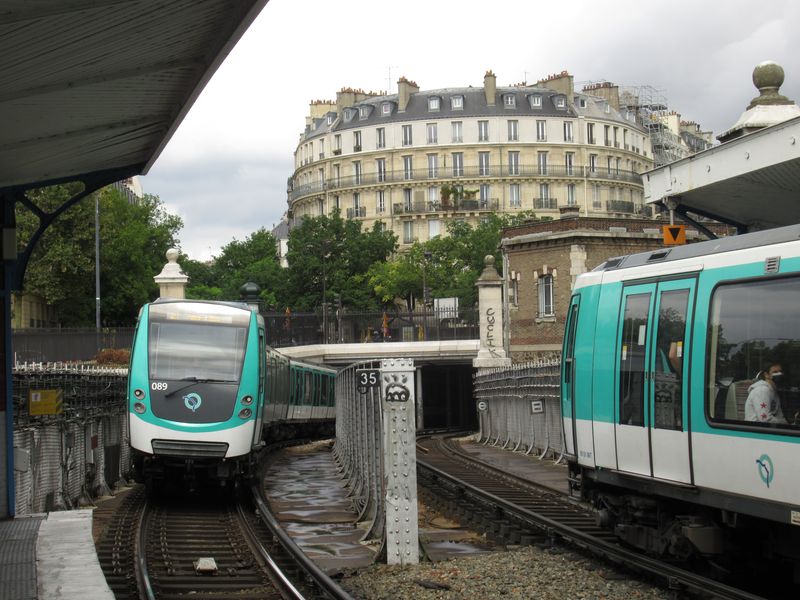 V jižní èásti trasy linky M5 je krátký nadzemní úsek kvùli pøejezdu pøes øeku Seinu poblíž Gare d´Austerlitz. Zde v obloukové stanici Quai de la Rapée se metro také na chvilku vynoøí na denní svìtlo. I zde jezdí postupnì od roku 2011 nové jednotky MF01 v poètu 52 kusù.