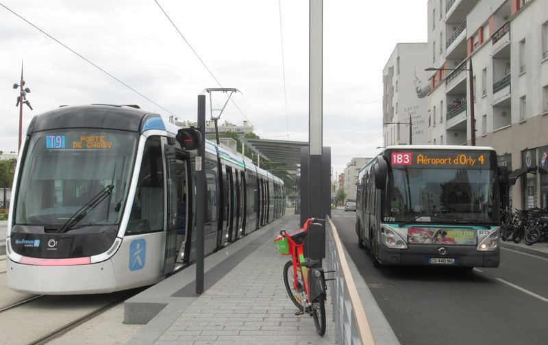 Na jižní koneèné nové tramvajové linky T9 navazuje zkrácená autobusová linka 183 k letišti Orly. Právì vytíženou linku 183 s døívìjším provozem kloubových autobusù nová tramvaj nahradila a v budoucnu nahradí i její zbytek k letišti.