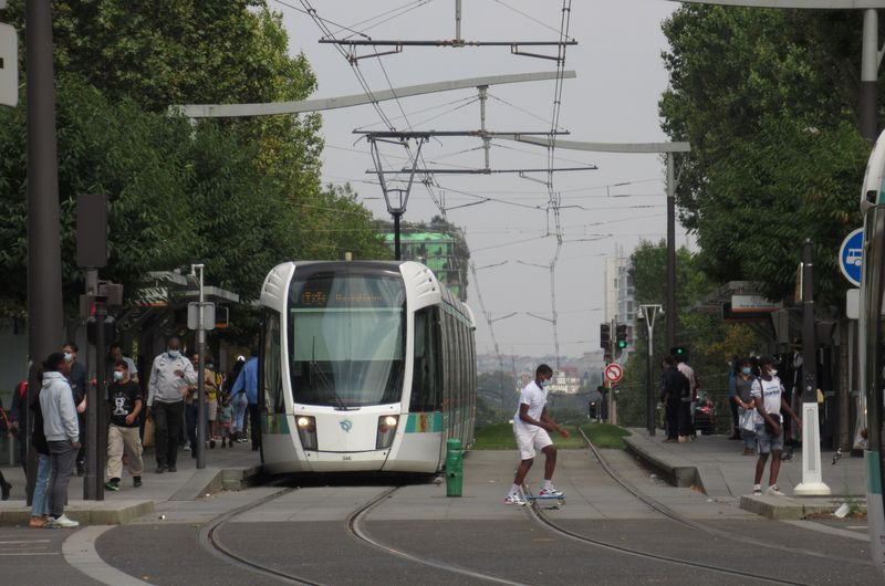 Nová tramvajová linka T9 zaèíná u okružní tramvajové linky T3 ve stanici Porte de Choissy a mìla by být prodloužena dál na sever smìrem do centra na Place d´Italie. Dvojlinka T3a a T3b byla naposledy prodloužena v roce 2018 o více než 4 km a pomalu tak uzavírá celý mìstský okruh.