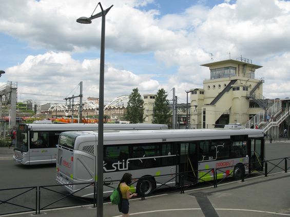 Koneèná zastávka linky 91-06 u stanice RER Massy Palaiseau. Autobusy tu provozují rùzní dopravci sdružení v konsorciu Optile, které èítá pøes 4000 autobusù v paøížské aglomeraci. Organizátor dopravy STIF postupnì sjednocuje vzhled vozidel a zvýrazòuje svoji znaèku.