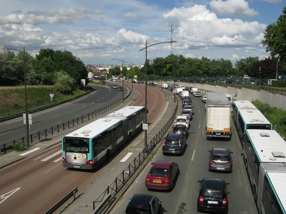 Linka TVM je v naprosté vìtšinì trasy vedena v samostatném koridoru. Nyní má délku pøes 20 km a 32 zastávek. V roce 2013 pro ní bylo poøízeno 45 kloubových autobusù MAN. Jedná se již o tøetí generaci autobusù od zprovoznìní linky v roce 1993 (pùvodní kloubové vozy PR 180.2. byly v roce 2003 vystøídány kloubovými Agorami a poté v roce 2013 MANy).