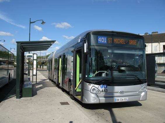 Na koneèné linky T-Zen 1 se potloukají i další lokální autobusové linky a navazují na vlaky RER. Na lince 401 jezdí také modifikované kloubové vozy Heulliez. Místní linky tu provozují zejména dopravci Transdev a Keolis.