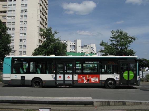 Kromì vybraných metrobusových linek se do všech autobusù v Paøíži nastupuje pouze pøedními dveømi. Tomu je uzpùsoben také vzhled autobusù a výrazné oznaèení jednotlivých dveøí. Dùslednou kontrolu jízdních dokladù však od zdejších øidièù neèekejte.