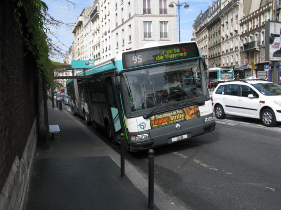V této zastávce u kouzelného høbitova na Montmartru nepotøebují autobusy kneeling. Díky sklonu vozovky se autobusy naklápìjí samy, možná až pøíliš.