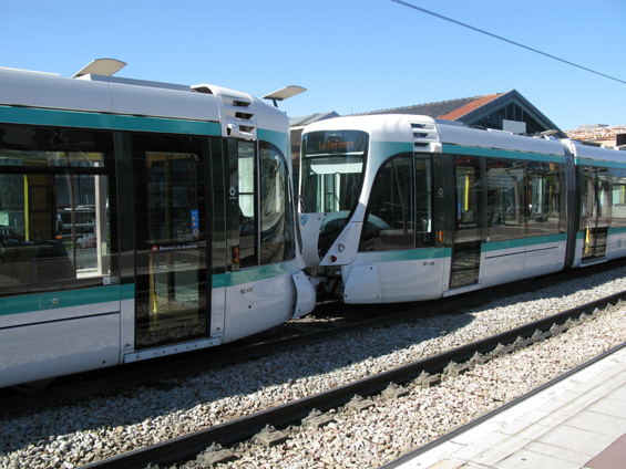 Navzájem spojené plnì nízkoodlažní tramvaje na lince T2. Podobný typ jezdí také na lince T3, avšak nikoli ve dvojicích.