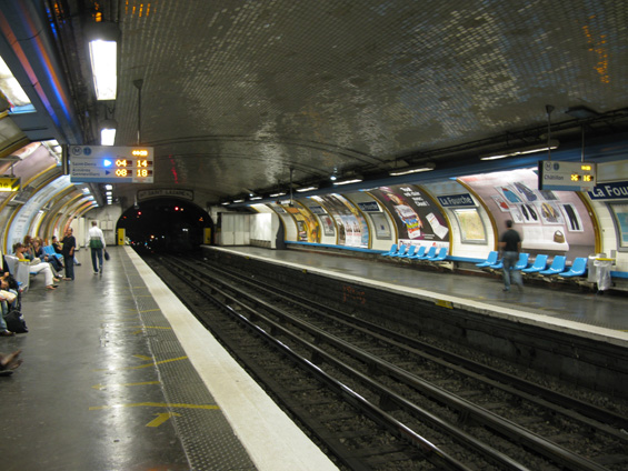 Stanice La Fourche, kde se dìlí linka 13 do dvou vìtví. Linka 13 má již dlouho kapacitní problémy a napøíklad ve stanici St. Lazare pomáhají ve špièkách pìchovat lidi do vozù tzv. nacpávaèi.
