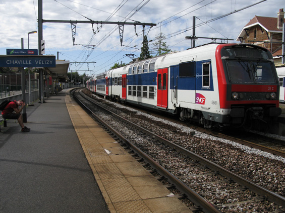 Linka C paøížského "rychlého metra" RER míøí až k zámku ve Versailles. Souhrnný interval se zde pohybuje mezi 5 a 7 minutami. Na této lince jezdí pouze nepøíliš svižné dvoupodlažní ètyø až osmivozové elektrické jednotky. Výhodou je, že vás vlak odveze až do centra Paøíže.