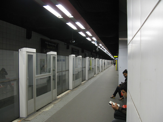 V nìkolika stanicích nejstarší linky 1 už jsou instalovány stìny oddìlující nástupištì od kolejištì. Jsou to první známky projektu automatizace linky 1, která by mìla být spuštìna v roce 2012.