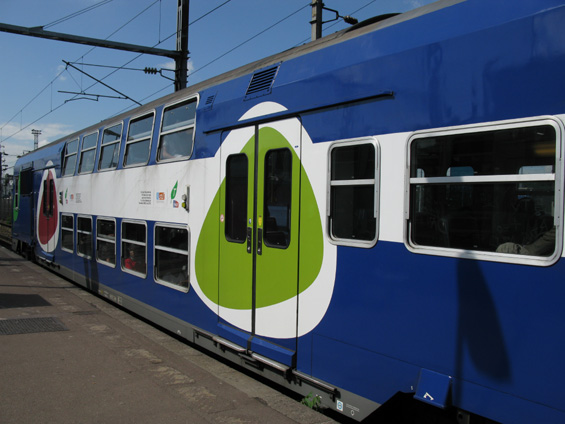 Dvoupatrový RER na lince D v Saint Denis. Toto je nový jednotný nátìr regionálních vlakù "Transilien" francouzských drah SNCF.