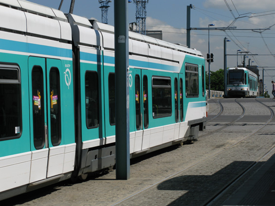 Koneèná první novodobé paøížské tramvajové linky T1 v Noisy-le-Sec. Zhruba za 5 let by odtud mìla vést tramvaj o nìkolik kilometrù dále do Val-de-Fontenay. Vozy pocházejí z poèátku 90. let a staly se inspirací pro nepøíliš úspìšné èeské vozy RT6 N1.