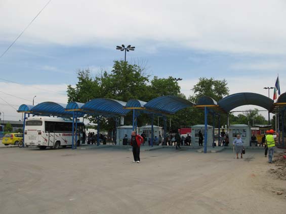 Na hlavním vlakovém nádraží jsou také ukonèeny nìkteré pøímìstské autobusové linky zajiš�ované soukromými dopravci. I zázemí pro cestující je na bulharské pomìry slušné.