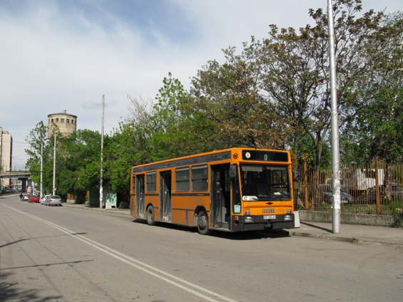 Kromì dvou trolejbusových linek jezdí v Perniku také nìkolik autobusù MHD, které byly vìtšinou zakoupeny jako ojeté buï ze západní nebo jižní Evropy, jako napøíklad toto italské Iveco.