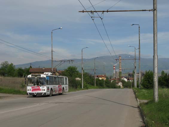 A ještì jeden zábìr z kopcovité trati do sídlištì Teva, kam jezdí trolejbus è. 10. Trolejbusy ZIU byly základem zdejšího provozu již od jeho otevøení v roce 1987. Kloubové vozy pøišly pozdìji z jednoho z okolních balkánských mìst.