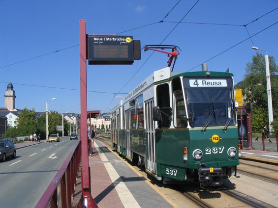 Na každé zastávce se dozvíte, kdy pojede tramvaj a pøitom nemusíte s lupou pátrat v jízdních øádech.